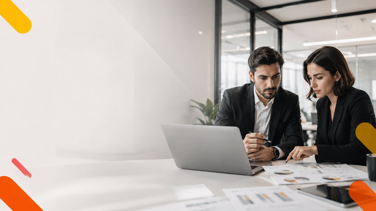 Especialista de KETMAR SOLUCIONES trabajando en una solución de consultoría tecnológica.